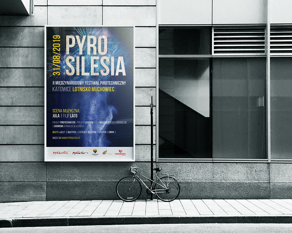Plakat PyroSilesia na budynku w centrum miasta.