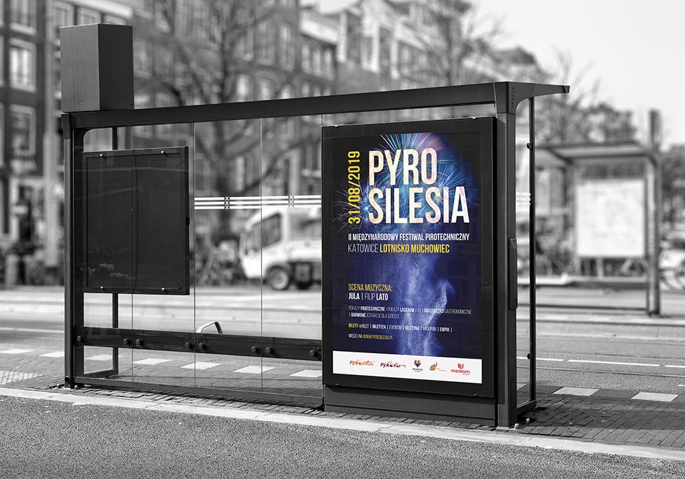 Projekt plakatu PyroSilesia na przystanku autobusowym.