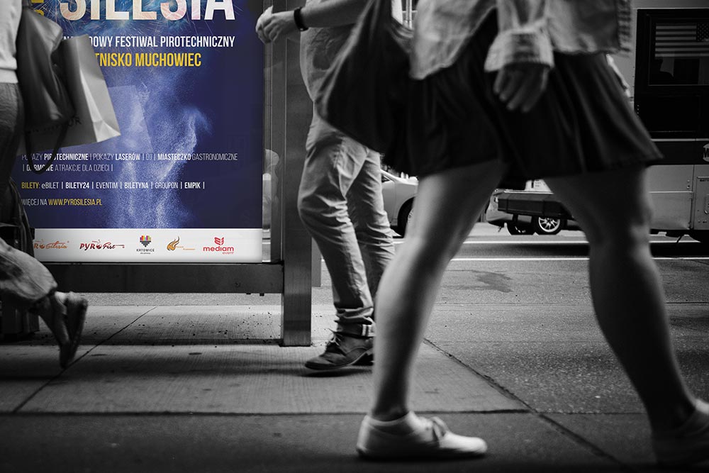 Plakat PyroSilesia na przystanku autobusowym.